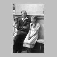 022-0325 Grete Hilbrecht, geb. Schlisio mit ihren Soehnen Alfred und Erich. (von links).jpg